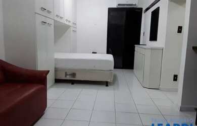 Imagem: O apartamento possui 1 Dormitório, 1 Banheiro, 1 Vaga na garagem