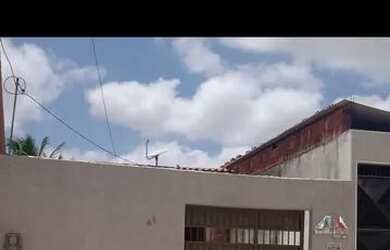 Imagem: A casa possui 1 Dormitório, 2 Banheiros, 2 Vagas na garagem