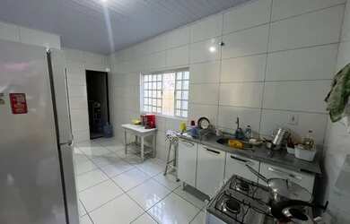 Imagem: A casa possui 2 Dormitórios, 2 Banheiros, 2 Vagas na garagem