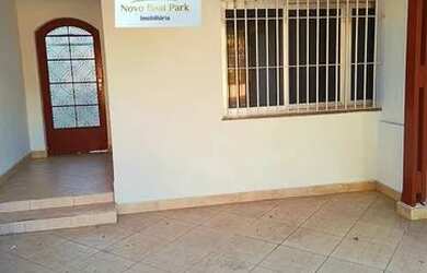 Imagem: A casa possui 2 Dormitórios, 2 Banheiros, 2 Vagas na garagem