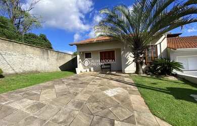 Imagem: A casa possui 3 Dormitórios, 1 Banheiro, 3 Vagas na garagem