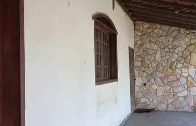 Imagem: A casa possui 3 Dormitórios, 1 Banheiro, 1 Vaga na garagem