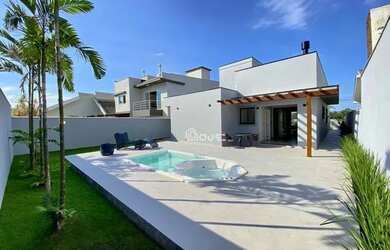 Imagem: A casa possui 3 Dormitórios, 3 Banheiros, 2 Vagas na garagem