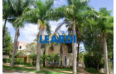 Imagem: A casa em condomínio possui 5 Dormitórios, 5 Banheiros, 5