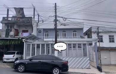 Imagem: A casa possui 3 Dormitórios, 5 Banheiros e 1 Vaga na garagem