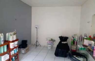 Imagem: A casa possui 2 Dormitórios, 1 Banheiro, 2 Vagas na garagem