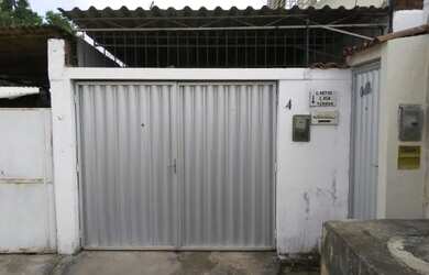 Imagem: A casa possui 3 Dormitórios, 1 Banheiro, 1 Vaga na garagem