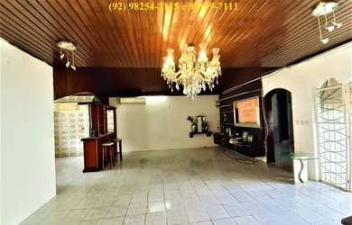 Imagem: A casa possui 3 Dormitórios, 2 Banheiros, 3 Vagas na garagem