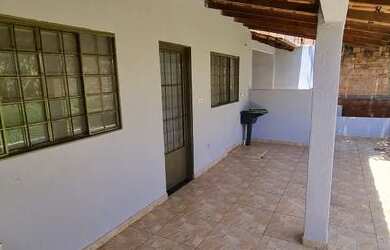 Imagem: A casa possui 2 Dormitórios, 1 Banheiro, 2 Vagas na garagem