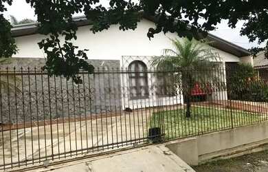 Imagem: A casa possui 3 Dormitórios, 1 Banheiro, 190m² de Área e