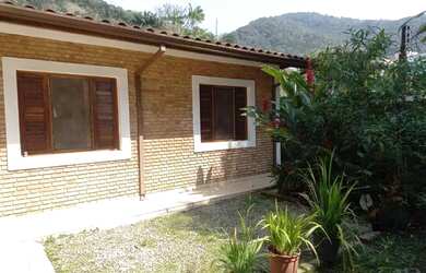 Imagem: A casa possui 3 Dormitórios, 2 Banheiros, 2 Vagas na garagem