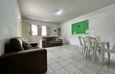 Imagem: A casa possui 3 Dormitórios, 2 Banheiros, 4 Vagas na garagem