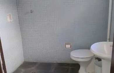 Imagem: A casa possui 2 Dormitórios, 1 Banheiro, 2 Vagas na garagem