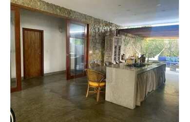 Imagem: A casa possui 5 Dormitórios, 3 Banheiros e 295m² de Área