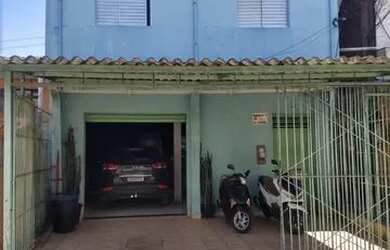 Imagem: A casa possui 3 Dormitórios, 2 Banheiros, 2 Vagas na garagem