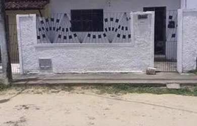 Imagem: A casa possui 3 Dormitórios, 1 Banheiro, 1 Vaga na garagem