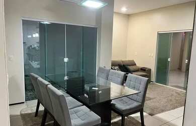 Imagem: A casa possui 5 Dormitórios, 5 Banheiros, 4 Vagas na garagem