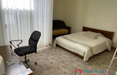 Imagem: A casa possui 1 Dormitório, 1 Banheiro, 1 Vaga na garagem