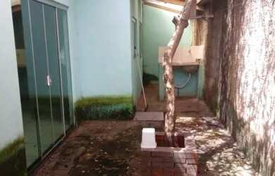 Imagem: A casa possui 2 Dormitórios, 1 Banheiro, 1 Vaga na garagem