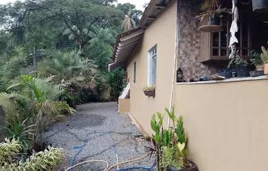 Imagem: A casa possui 2 Dormitórios, 3 Banheiros, 2 Vagas na garagem