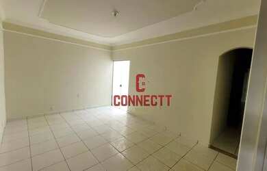 Imagem: A casa possui 2 Dormitórios, 1 Banheiro, 2 Vagas na garagem