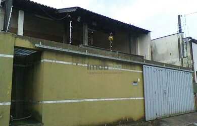 Imagem: A casa possui 3 Dormitórios, 3 Banheiros, 4 Vagas na garagem