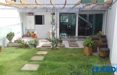 Imagem: A casa possui 4 Dormitórios, 4 Banheiros, 4 Vagas na garagem