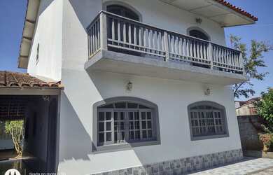 Imagem: A casa possui 4 Dormitórios, 4 Banheiros, 3 Vagas na garagem