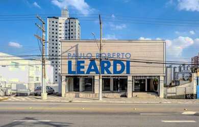 Imagem: O depósito possui 5 Vagas na garagem, 1.736m² de Área e