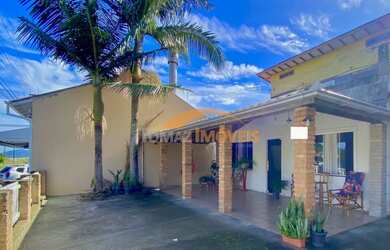 Imagem: A casa possui 2 Dormitórios, 3 Banheiros, 2 Vagas na garagem