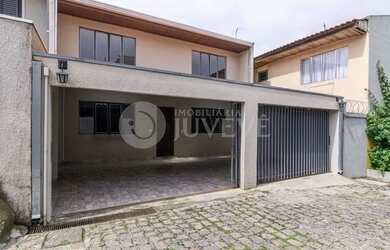 Imagem: A casa possui 3 Dormitórios, 2 Banheiros, 3 Vagas na garagem