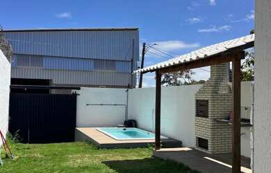 Imagem: A casa possui 3 Dormitórios, 2 Banheiros, 2 Vagas na garagem