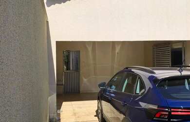 Imagem: A casa possui 3 Dormitórios, 2 Banheiros, 2 Vagas na garagem