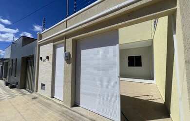 Imagem: A casa possui 3 Dormitórios, 1 Banheiro, 2 Vagas na garagem