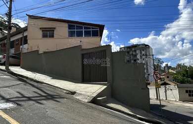 Imagem: A casa possui 5 Dormitórios, 3 Banheiros, 4 Vagas na garagem