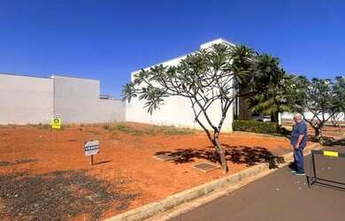 Imagem: BlackFriday Terreno Condomínio Raros na rua principal