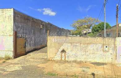 Imagem: O depósito possui 5 Vagas na garagem, 80m² de Área e está