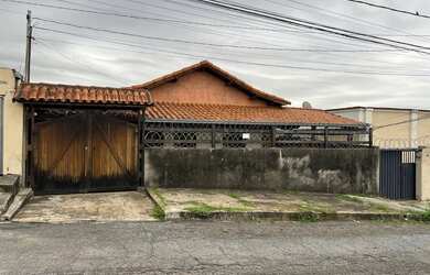 Imagem: A casa possui 4 Dormitórios, 2 Banheiros, 3 Vagas na garagem