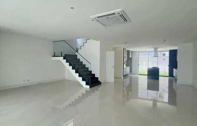 Imagem 8: Imóvel para aluguel tem 370 metros quadrados com 4 quartos