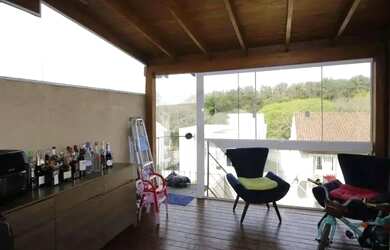 Imagem: A casa possui 2 Dormitórios, 2 Banheiros, 2 Vagas na garagem