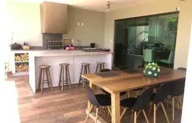 Imagem: A casa possui 4 Dormitórios, 5 Banheiros, 5 Vagas na garagem