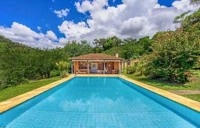 Imagem: A casa possui 5 Dormitórios, 1 Banheiro, 5 Vagas na garagem