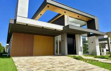 Imagem: A casa em condomínio possui 4 Dormitórios, 4 Banheiros, 3