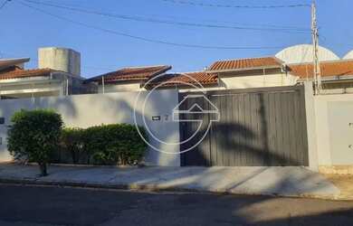 Imagem: A casa possui 3 Dormitórios, 2 Banheiros, 3 Vagas na garagem