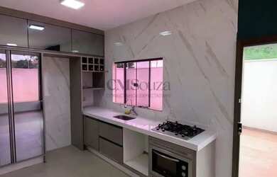 Imagem: A casa possui 3 Dormitórios, 2 Banheiros, 3 Vagas na garagem