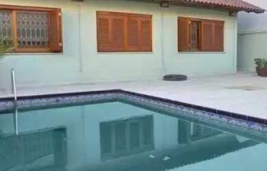 Imagem: A casa possui 5 Dormitórios, 5 Banheiros, 4 Vagas na garagem