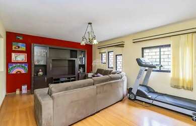 Imagem: A casa possui 3 Dormitórios, 2 Banheiros, 2 Vagas na garagem