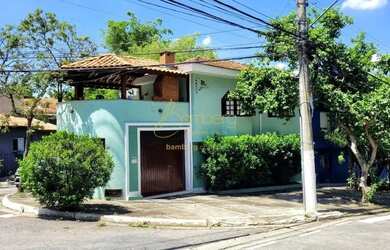 Imagem: A casa possui 3 Dormitórios, 4 Banheiros, 1 Vaga na garagem