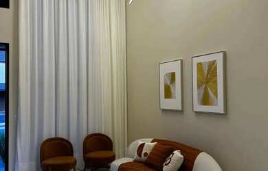 Imagem: A casa possui 3 Dormitórios, 3 Banheiros, 4 Vagas na garagem