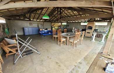 Imagem: A casa possui 3 Dormitórios, 4 Banheiros, 2 Vagas na garagem